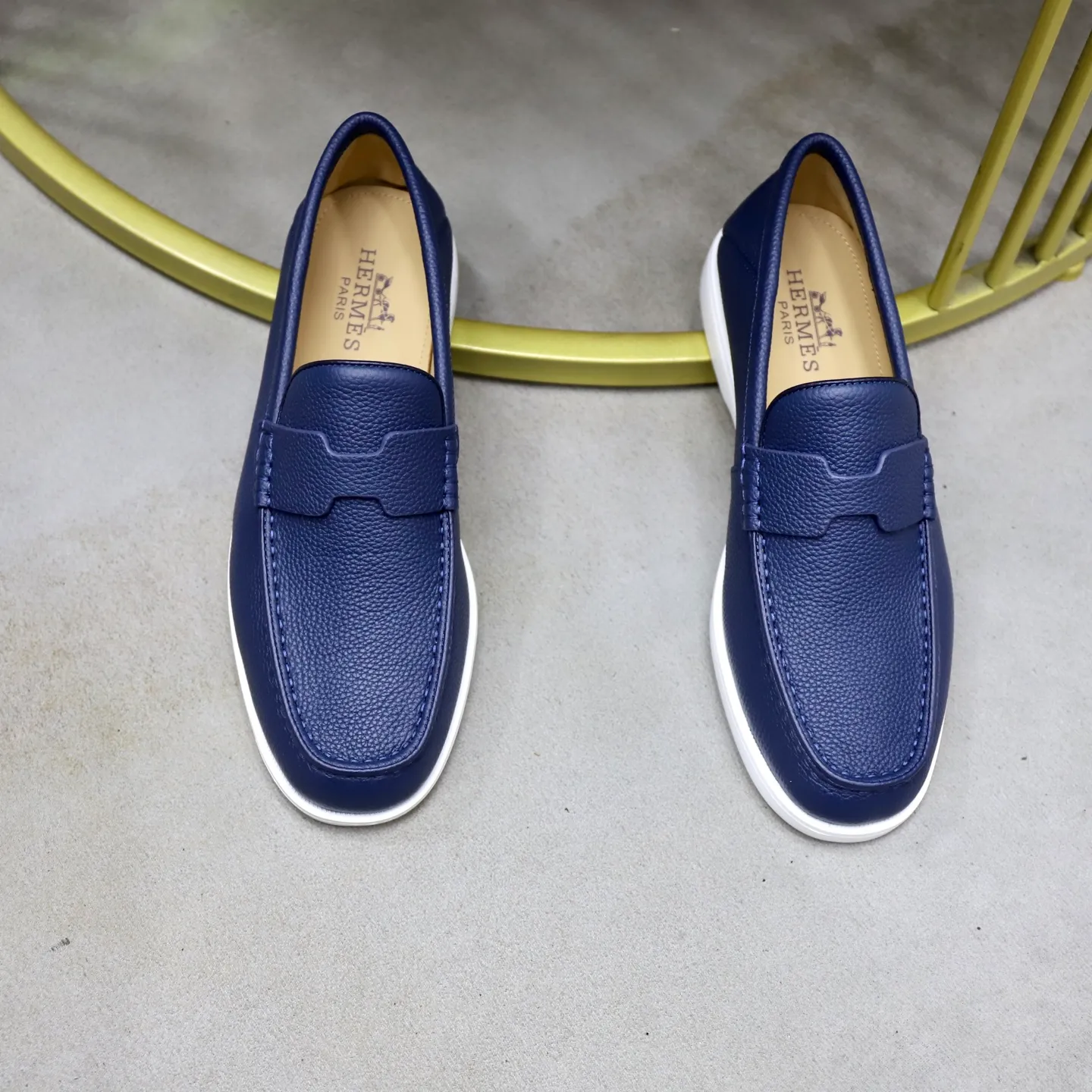 Ex-factory price: 560💰Hermès/Hermès slip-on men's shoes. This shoe is made of imported pebbled cowhide. It has simple and smooth lines and is combined with aerodynamically designed 3CM rubber foam ultra-light soles! Youthful and fashionable, classic H-shaped hardware buckle decoration, calf lining gently wraps the feet, with logo cowhide feet, casual and urban style, highlighting youthful vitality, sports and leisure version, super versatile, code number: 38-39-40-41-42-43-44 standard leather shoe size (45 can be customized but does not support returns)